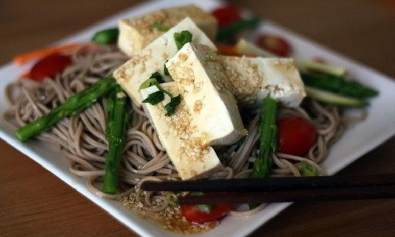 Рецепт гречневой лапши с томатами, тофу и базиликом