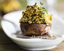 Фаршированные булгуром шампиньоны