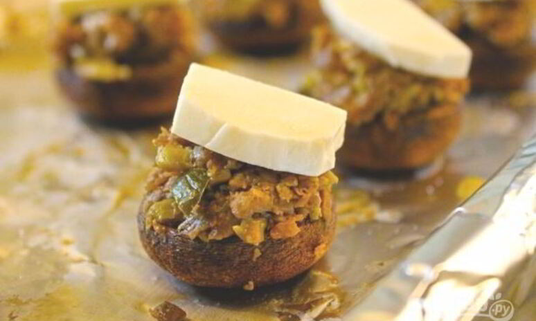 Рецепт фаршированных грибов с оливками и орехами