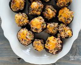 Фаршированные грибы с сыром, орехами и беконом