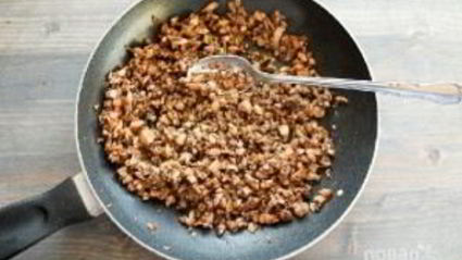 фаршированные грибы с сыром, орехами и беконом