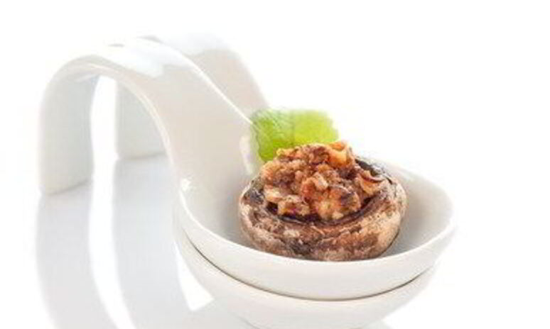 Рецепт грибов, фаршированных крабовым мясом, пармезаном и белым луком