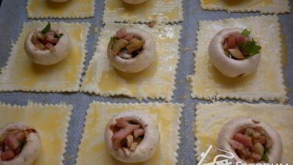 грибы фаршированные на слоеном тесте