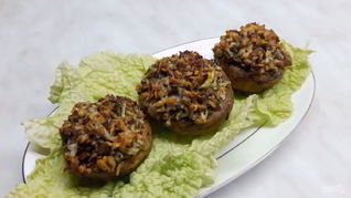 Грибы, фаршированные орехами и сыром