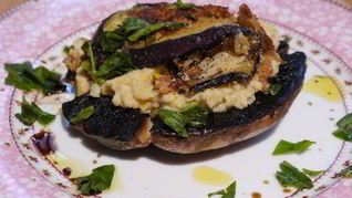 Грибы на гриле с нутом и баклажанами