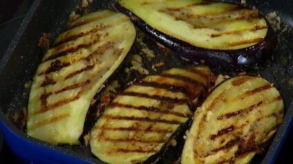 грибы на гриле с нутом и баклажанами