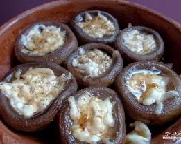 Грибы под сыром в духовке