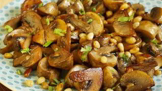 Грибы с чесноком и кедровыми орешками