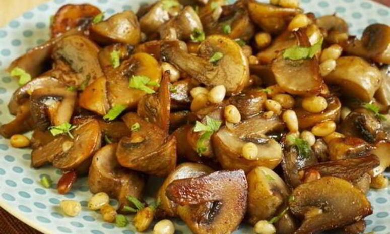 Рецепт грибов с чесноком и кедровыми орешками