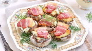 Грибы, запеченные с голубым сыром и беконом