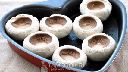 грибы, запеченные с голубым сыром и беконом