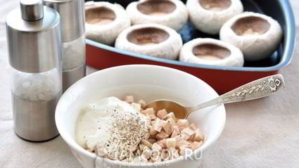 грибы, запеченные с голубым сыром и беконом