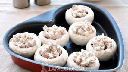 грибы, запеченные с голубым сыром и беконом