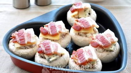 грибы, запеченные с голубым сыром и беконом