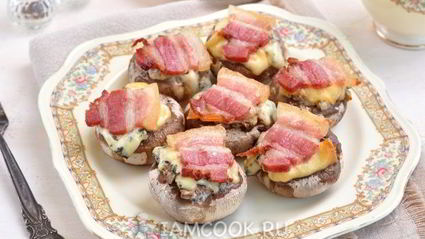 грибы, запеченные с голубым сыром и беконом