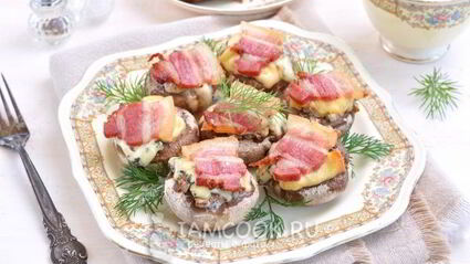 грибы, запеченные с голубым сыром и беконом