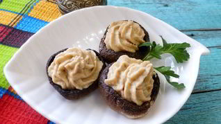 Шампиньоны, фаршированные чечевицей