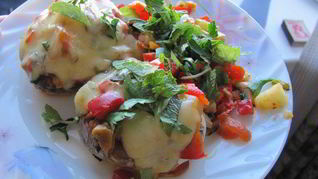 Шампиньоны, фаршированные овощами