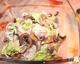 Шампиньоны с рисовой лапшой и салатом