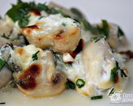 Шампиньоны запеченные в сметанно-сырном соусе