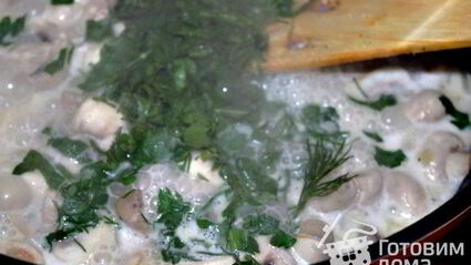 шампиньоны запеченные в сметанно-сырном соусе