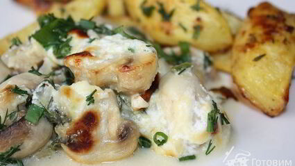 шампиньоны запеченные в сметанно-сырном соусе