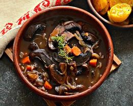 Тушеные королевские шампиньоны с овощами