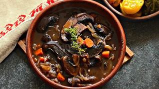 Тушеные королевские шампиньоны с овощами