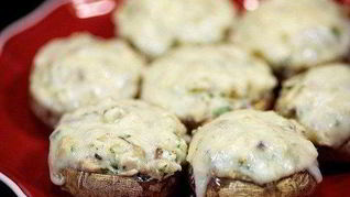 Запеченные грибы, фаршированные курицей и сыром