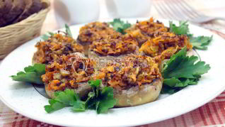 Запеченные шампиньоны с овощами