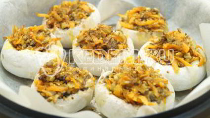 запеченные шампиньоны с овощами