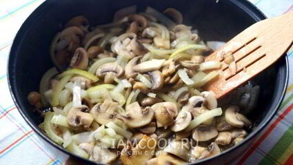 жареные шампиньоны с луком