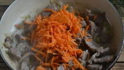 гуляш из говядины с подливкой