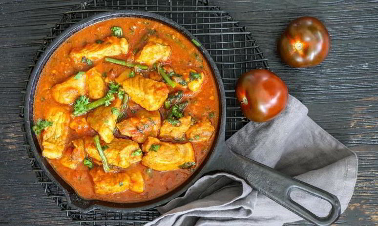 Рецепт гуляша из свиной лопатки с помидорами и зеленой фасолью