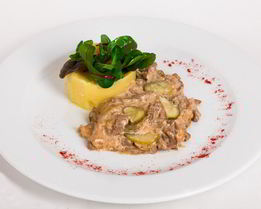 Гуляш с солеными огурцами по-крестьянски