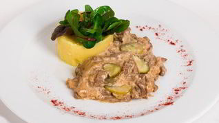 Гуляш с солеными огурцами по-крестьянски