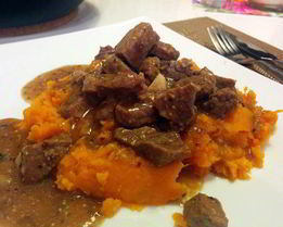 Пикантный гуляш из телятины с темным пивом и пюре из батата