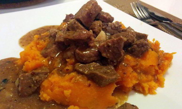 Рецепт пикантного гуляша из телятины с темным пивом и пюре из батата
