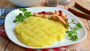 Картофельное пюре с луком и куркумой