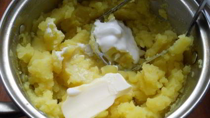 картофельное пюре с луком и куркумой