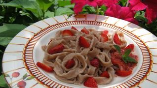 Клубничная лапша