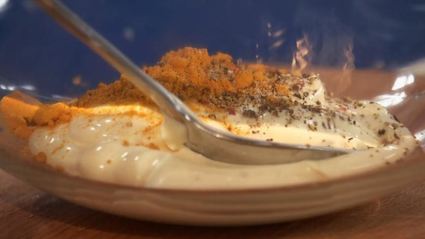 фалафель с треской и тремя соусами