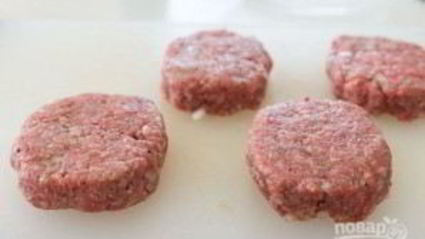 говяжьи котлеты с подливкой, рисом и яйцом