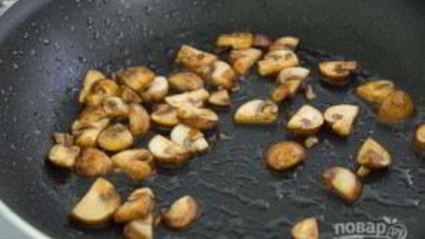 говяжьи котлеты с подливкой, рисом и яйцом