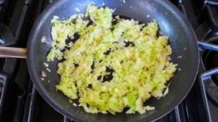 котлеты из лосося с луком