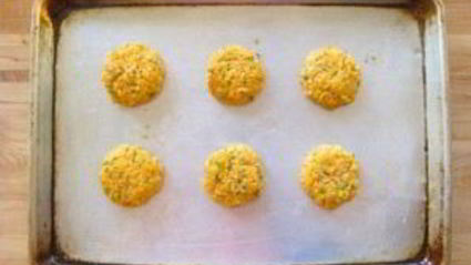 котлеты из лосося с луком