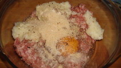 котлеты с розмарином в беконе