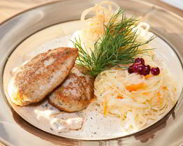 Куриные котлеты с пюре и грибным соусом