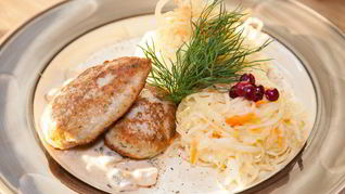 Куриные котлеты с пюре и грибным соусом