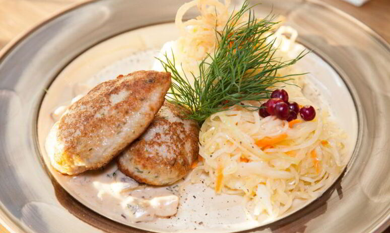 Рецепт куриных котлет с пюре и грибным соусом